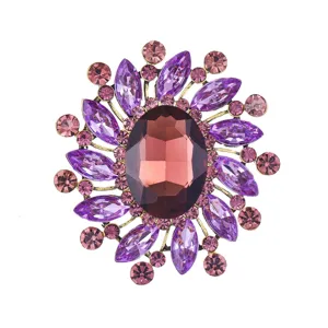 Broche fleurie vintage en strass cristal, accessoire de vêtement élégant et luxueux.
