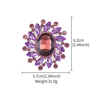 Broche fleur en strass exquise avec grand cristal central et pétales violets, détail.