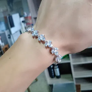 Elegantes Zirkonia Blatt Tennisarmband für Damen, glänzender Braut Hochzeit Schmuck.