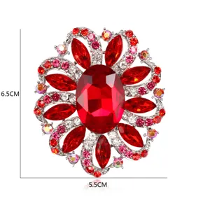 Vue détaillée de la luxueuse broche fleur en cristal avec des strass rouges brillants.