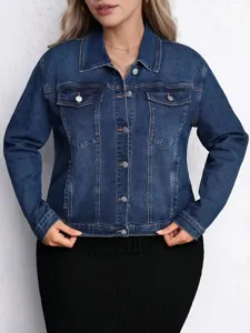 Veste en jean bleu foncé grande taille avec col à revers et boutons métalliques en détail.