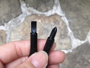 Juego de puntas de destornillador de repuesto, planas y de cruz para uso de emergencia.