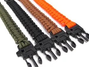 Mehrfarbiges Paracord Überlebensarmband mit Feuerstein und Pfeife für Outdoor Ausrüstung.