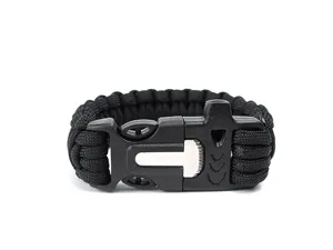 Schwarzes Paracord Überlebensarmband mit Plastikschnalle Pfeife und Feuerstahl Schaber.
