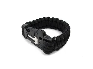 Detailansicht der schwarzen Paracord Überlebensarmband Schnalle und Nylongewebe.