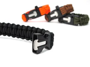 Nahaufnahme des gewebten Paracord-Überlebensarmbands mit robuster Multifunktionsschnalle.