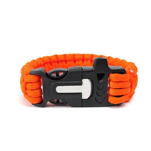 Detailaufnahme der orangefarbenen Paracord Überlebensarmband Schnalle mit integriertem Feuerstahl.