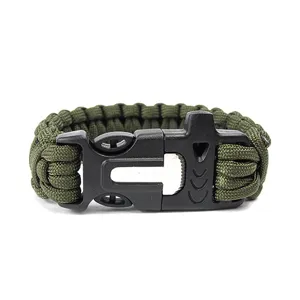 Nahaufnahme des Überlebens-Paracord-Armbands mit Schnalle, Pfeife und Feuerstahl.