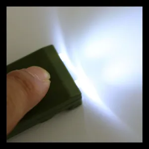 Vue rapprochée détaillée du sifflet de survie multifonctionnel avec lampe de poche LED.
