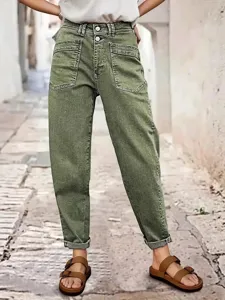 Vue détaillée d'un pantalon en jean vert avec fermeture à double bouton et grandes poches.
