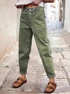 Jean denim décontracté vert taille haute pour femme avec double bouton et poches.