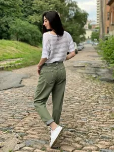 Jean vert style urbain avec revers femme vue de détail mode habillement vêtement