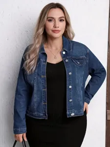 Vue détaillée de la veste en jean grande taille décontractée avec revers et boutons.