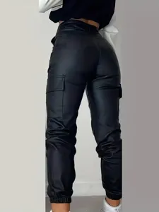 Vista dettaglio pantaloni cargo donna ecopelle nera, vita alta vestibilità slim.