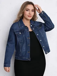Détails de la veste en jean stretch bleue élégante avec col classique et boutons métalliques.