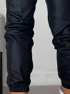Vista dettagliata di eleganti pantaloni cargo in ecopelle nera, trama e vestibilità.