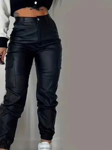 Dettaglio pantaloni cargo in ecopelle nera con vita alta e pratiche tasche laterali.