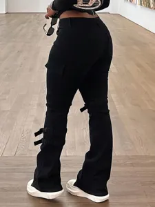 Schwarze Stretch-Schlagjeans für Damen, lässige Cargo-Denimhosen mit Riemendetails.