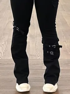 Schwarze Cargohose mit Riemen und klobigen Plateau-Schuhen im dunklen Avantgarde-Stil.