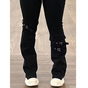 Pantaloni cargo neri taglie forti con dettagli di cinturini e sneakers con zeppa spessa.