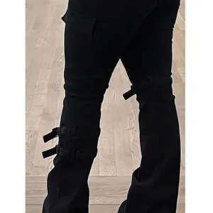 Pantaloni cargo a zampa neri da donna con fibbie a cinturino, jeans elasticizzati.