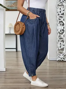Vue détaillée de jean taille haute avec design plissé et détails de boutons aux poignets.