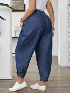 Vue détaillée d'un pantalon en denim lavé bleu élégant avec boutons aux poignets.