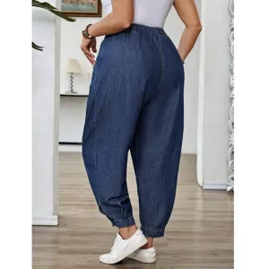 Jean femme grande taille délavé avec boutons aux chevilles, pantalon en denim casual.