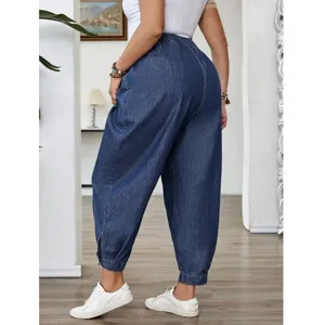 Pantalon de denim bleu lave pour femmes taille plus decontracte ample avec taille elastique.