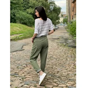 Jean en denim décontracté pour femme avec détail à double bouton, style toutes saisons.
