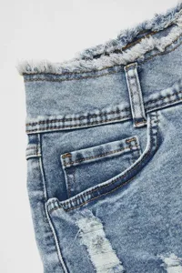 Nahaufnahme der Destroyed Jeansshorts im Detail, fransiger Bund, schöne Kontrastnähte.