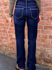 Jean évasé slim bleu foncé pour femme avec poches arrière classiques style rétro.