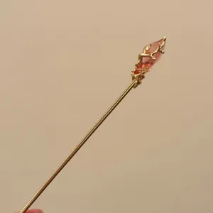 Horquilla dorada de estilo chino con piedra rosa y diseño de ramas, elegante accesorio hanfu.