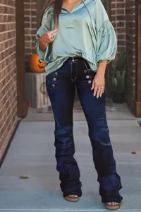 Details du jean flare femme vintage avec decor de boutons elegant et design en denim ajuste.