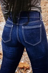 Jean slim bleu foncé pour femme avec coutures blanches pantalon long rétro décontracté.