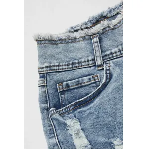 Stylische hellblaue Jeansshorts mit destroyed Details, ausgefranstem Saum und hohem Bund für Damen.