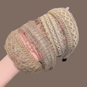 Serre-tête large tissé en paille style bohème pour femme, design de vacances empilé en main.