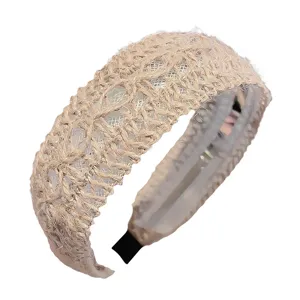 Serre-tete large en paille boheme pour femmes, bande de cheveux tresses pour vacances et quotidien.