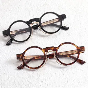 Gedetailleerde close-up van vintage ronde heldere brillen met dubbele brugontwerp.