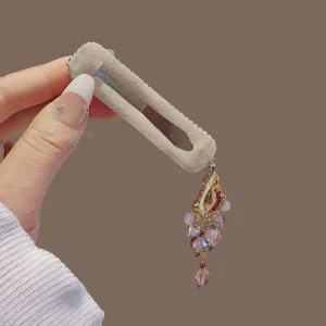 Molletta laterale in stile cinese con strass scintillanti e delicate nappe di perle di cristallo.