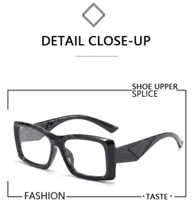 Primer plano detallado de una montura de gafas cuadrada negra con diseño geométrico elegante.