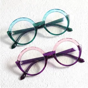Detailansicht stilvoller runder Lesebrille, zweifarbige Gestelle, klare Gläser, schickes Design.