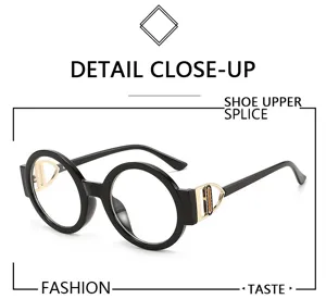 Gafas de lectura redondas negras con elegantes varillas de metal caladas y chic.
