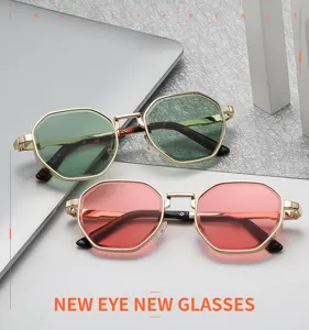 Metall Sonnenbrille mit kleinen, retro polygonalen Gläsern in Grün und Rot für den Alltag.