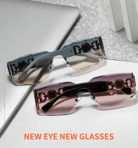 Lunettes de soleil enveloppantes tendance avec verres dégradés et détails métalliques.