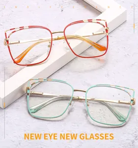 Lunettes de vue chaton en métal stylées avec montures colorées pour femmes et tendances.