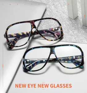 Nahaufnahme von übergroßen Retro-Flachglas-Optikbrillen mit Schildpatt-Muster im Detail.