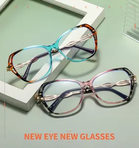 Gafas de montura grande de moda con diseño carey degradado y patillas de metal elegantes.