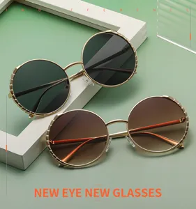 Primer plano de las nuevas gafas de sol redondas de metal con estilo callejero europeo.