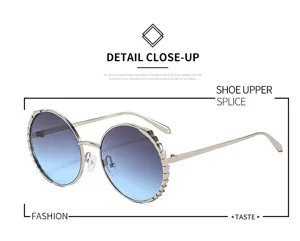 Primer plano de las gafas de sol redondas de metal con lentes degradadas azules elegantes.